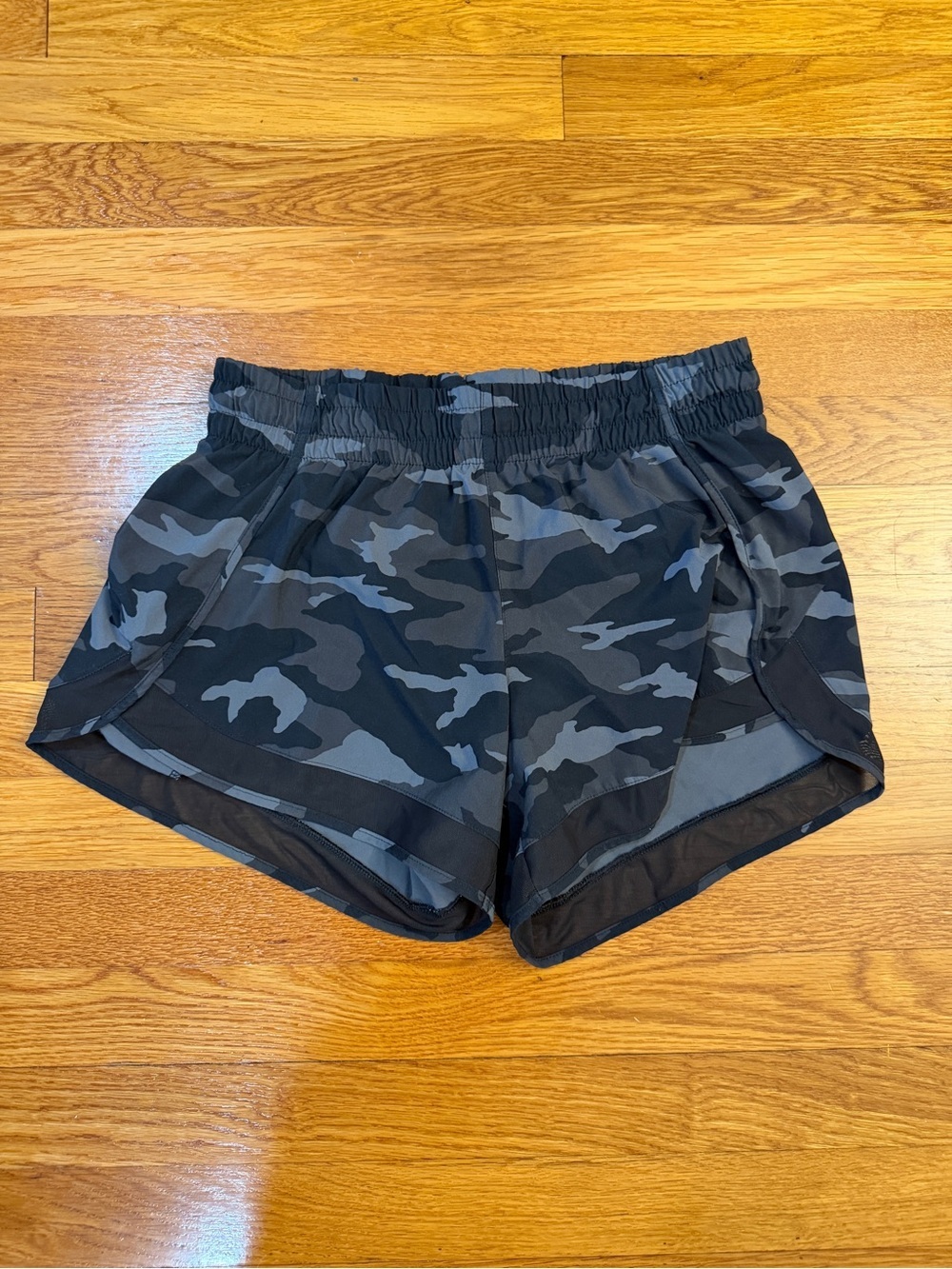 Athleta Printed Mesh Racer Run Short 4" in Black/Gray Camo - Size XS